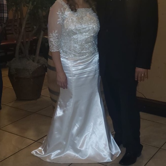 Wedding Dress - Picture 1 of 7